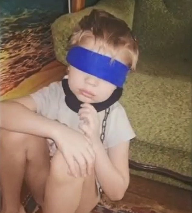 Ředitelka školy týrala svého syna (8): Přivazovala ho na řetěz a oči mu zalepovala páskou!