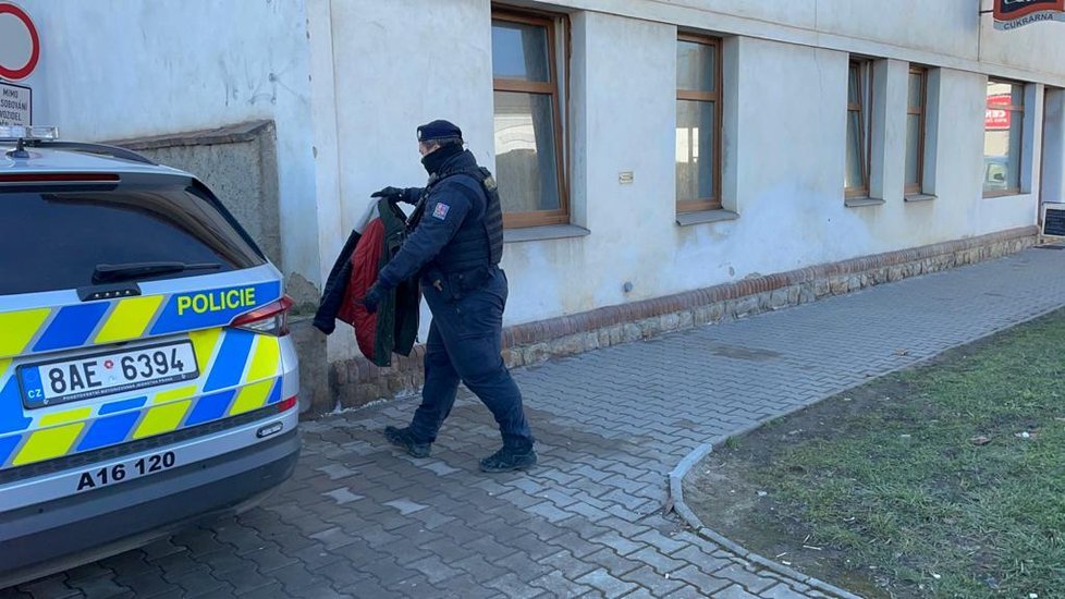 Bezruký muž pobíhal po Uhříněvsi a vyhrožoval lidem. Podle svědků měl mít nůž v ruce.