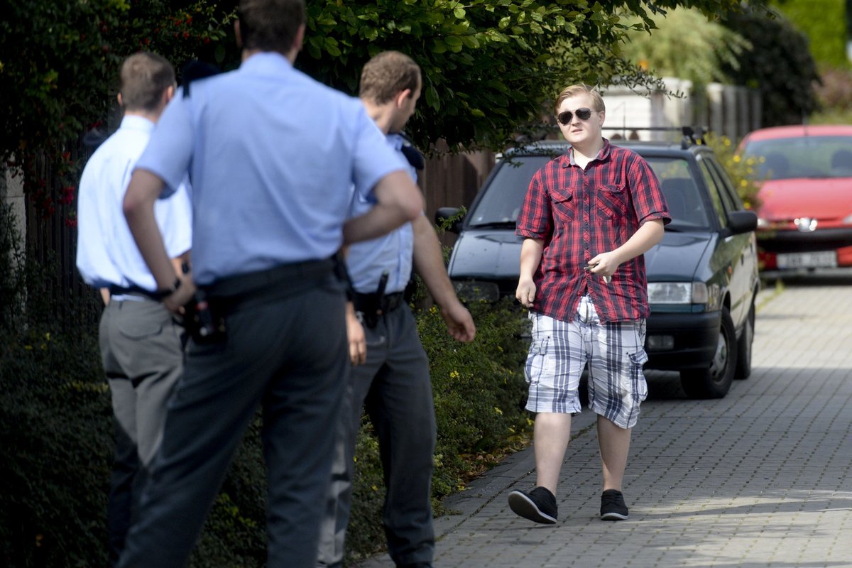 Artur přijel policii otevřít dům.