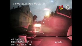 Pod vlivem drog a bez řidičáku: Policistům z Jaroměře ujížděl jako šílenec, pak zapadl v poli