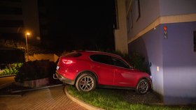 Policistům v Praze ujížděl muž v kradeném autě. V Malešicích naboural do domu.