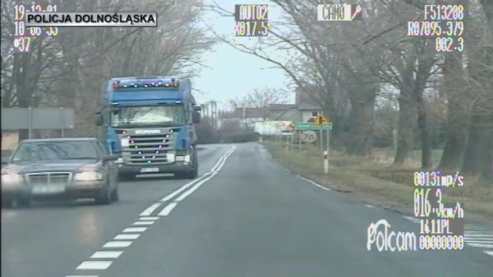 Policistům v Polsku ujížděl řidič. Měl zákaz řízení.