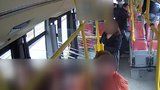 VIDEO: Brutální útok na střelce ze Smíchova! Dva cizinci ho v autobusu zmlátili, policie je hledá