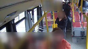 Policie pátrá po dvou cizincích, kteří brutálně zmlátili muže v autobusu na Smíchově.