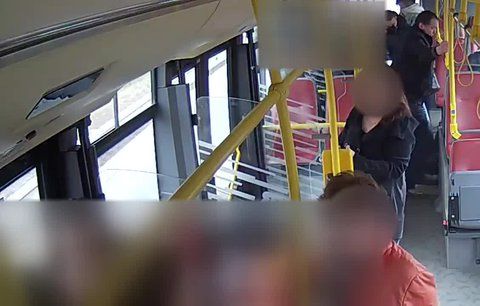 VIDEO: Brutální útok na střelce ze Smíchova! Dva cizinci ho v autobusu zmlátili, policie je hledá