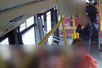 VIDEO: Brutální útok na střelce ze Smíchova! Dva cizinci ho v autobusu zmlátili, policie je hledá