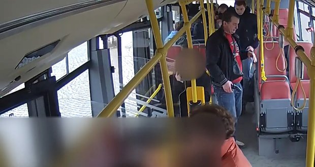 Policie pátrá po dvou cizincích, kteří brutálně zmlátili muže v autobusu na Smíchově.