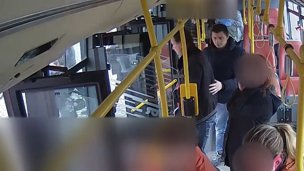 Policie pátrá po dvou cizincích, kteří brutálně zmlátili muže v autobusu na Smíchově.