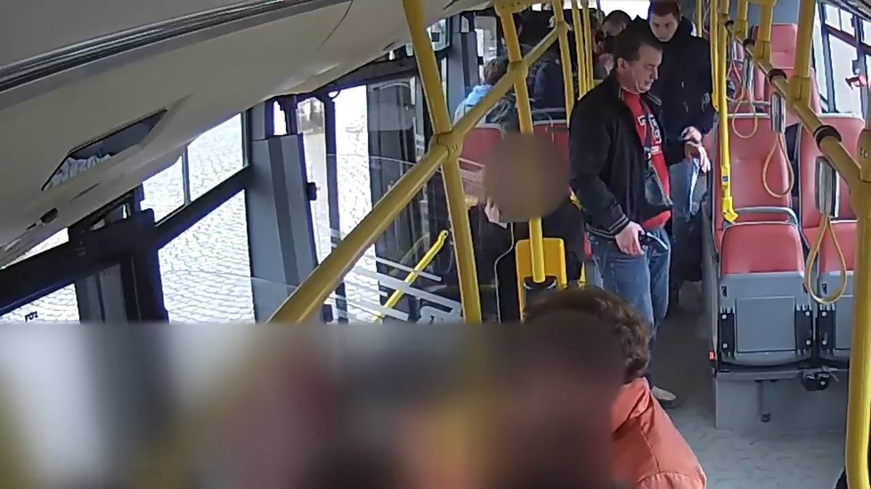Policie pátrá po dvou cizincích, kteří brutálně zmlátili muže v autobusu na Smíchově.