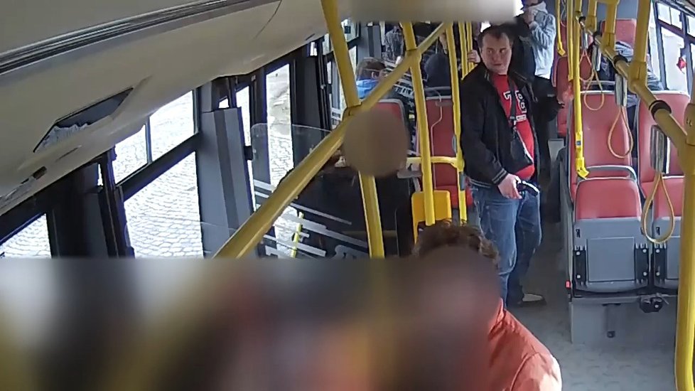 Policie pátrá po dvou cizincích, kteří brutálně zmlátili muže v autobusu na Smíchově.