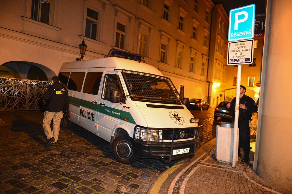 Templářskou ulici policie při zásahu uzavřela