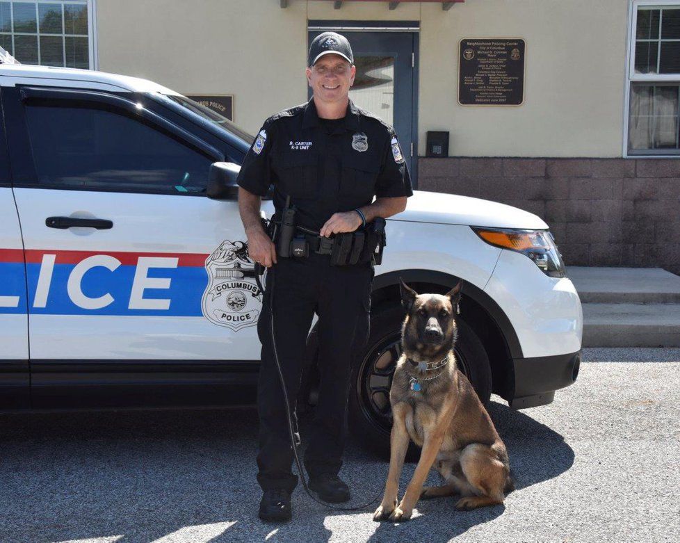 Policista Brian Carter a jeho teď už zesnulý služební pes Benzi