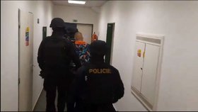 Policie obvinila muže z říjnové vraždy v Ústí nad Labem. Po činu uprchl do Německa.