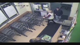 Šokující útok v supermarketu: Muž bodl ženu injekční stříkačkou naplněnou spermatem!