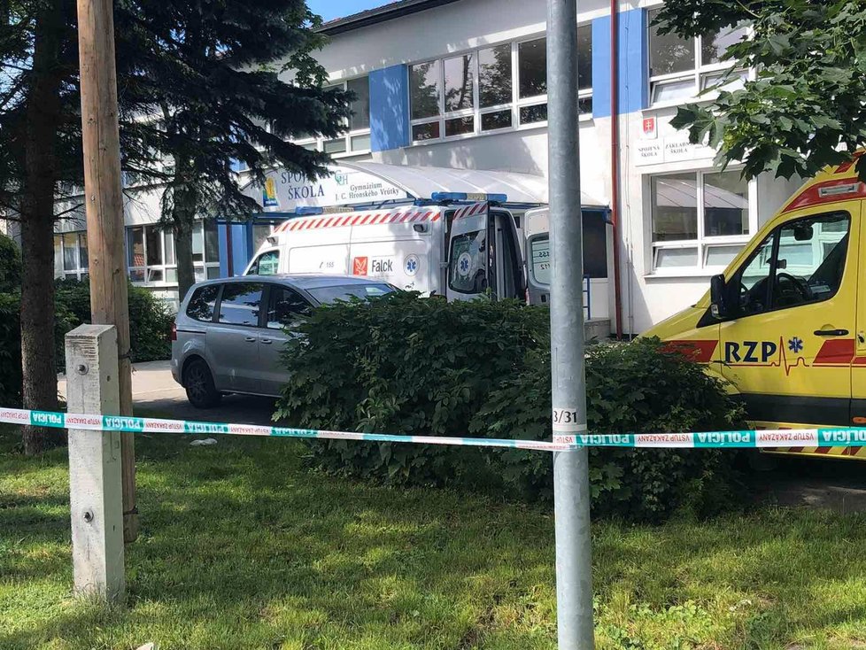 Velká tragédie: Došlo k útoku na základní škole, jedna osoba zemřela.