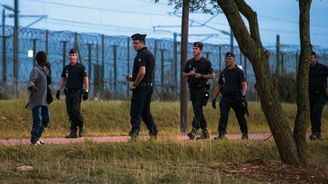 Vyšlete do Calais armádu, žádají britští dopravci Francii