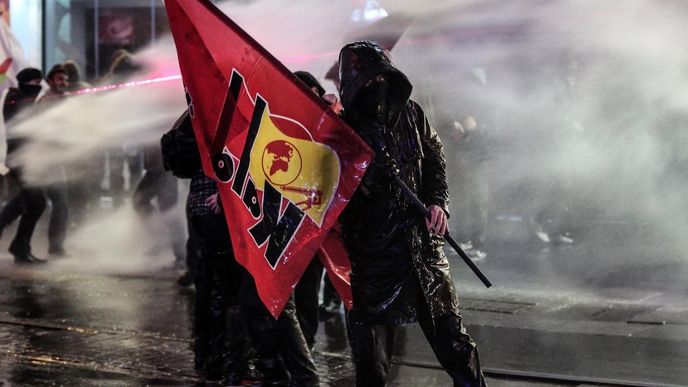 Policie v Turecku rozehnala demonstraci proti internetovému zákonu Policie v Turecku rozehnala demonstraci proti internetovému zákonu