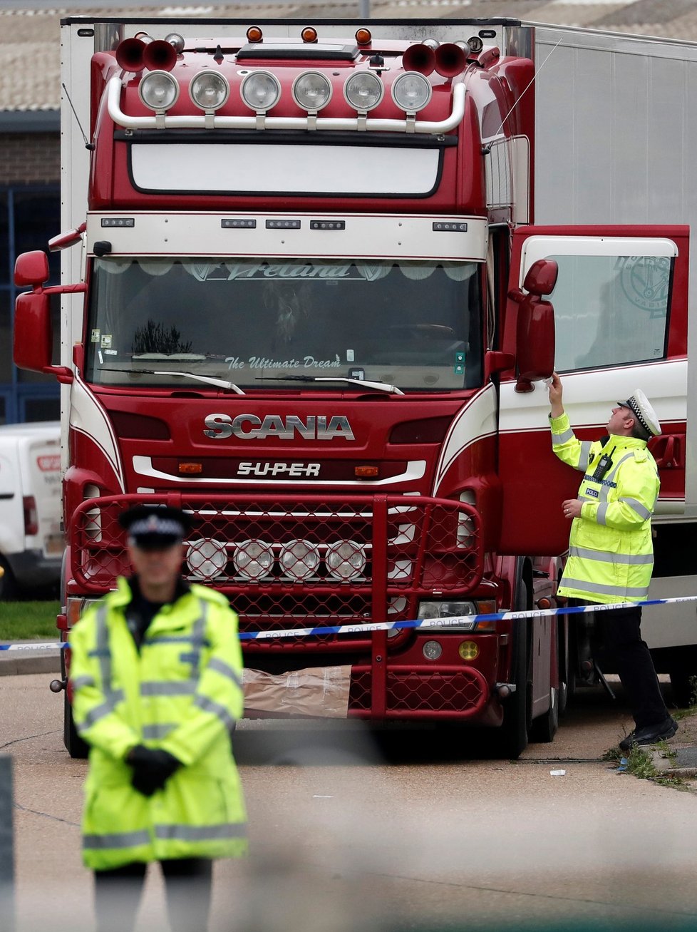 Policie našla na jihovýchodě Anglie v kamionu 39 mrtvých (23. 10. 2019)