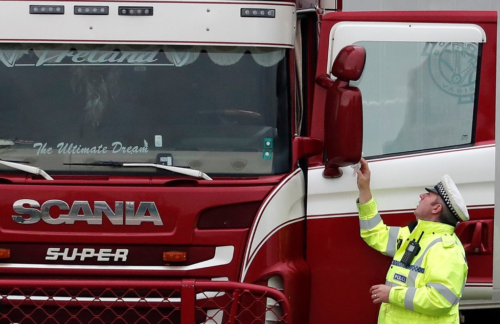 Policie našla na jihovýchodě Anglie v kamionu 39 mrtvých (23. 10. 2019)