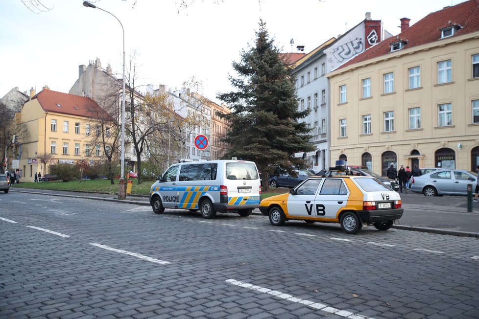 Vozidlo policie a historický vůz Veřejné bezpečnosti na pražském Albertově ku příležitosti 30. výročí sametové revoluce (17. 11. 2019)