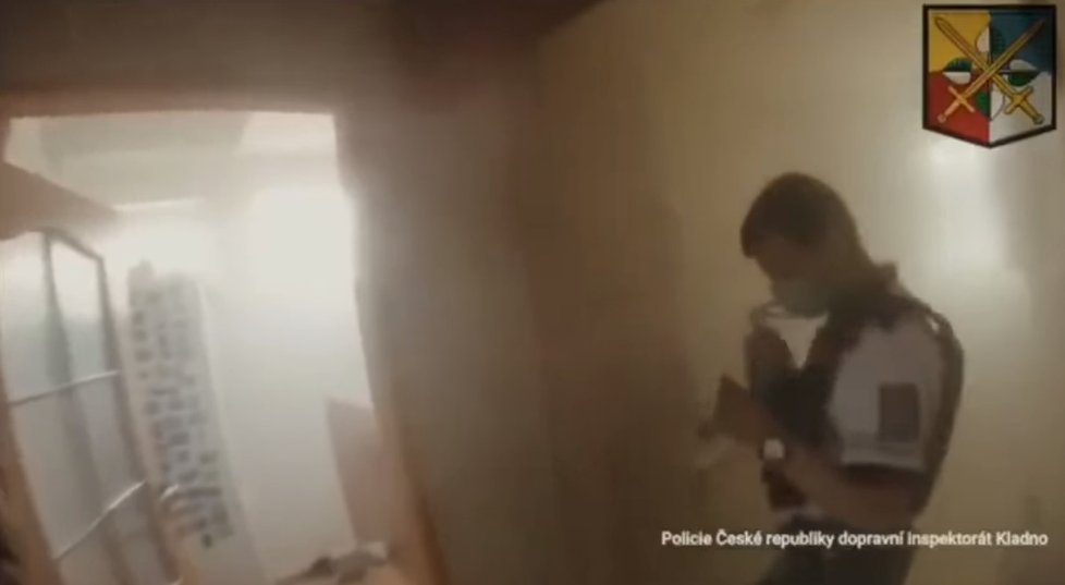 Zásah policie u hořícího sporáku v Kladně zachytila kamera.
