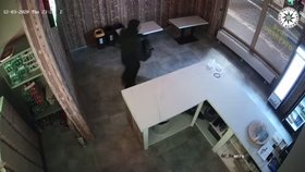 Policie zveřejnila videozáznam žhářského útoku na pizzerii v Příbrami.