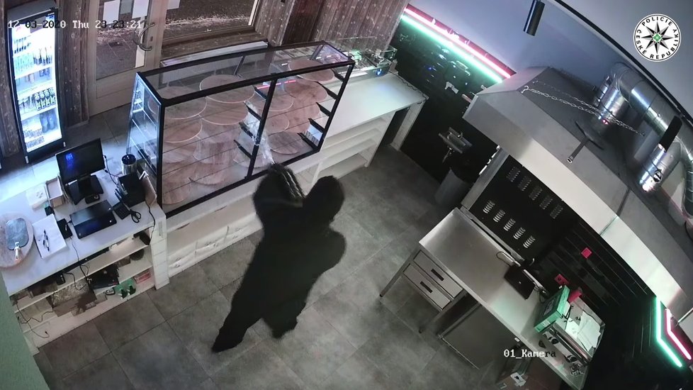 Policie zveřejnila videozáznam žhářského útoku na pizzerii v Příbrami.