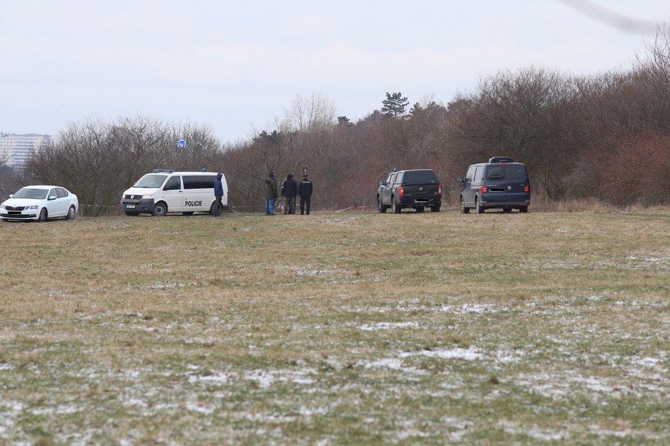 Policie našla v lesích mezi Vidoulí a parkem Košíře-Motol lidské kosterní ostatky (7. ledna 2024)
