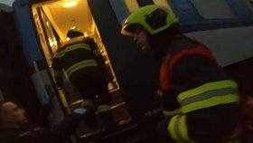 Záběry ze zásahu policie a hasičů