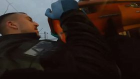 Záběry ze zásahu policie a hasičů