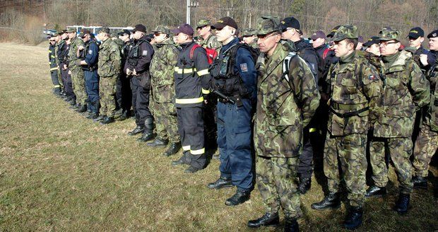 Policisté a vojáci si polepší. Výsluhy se jim nebudou danit, rozhodli poslanci