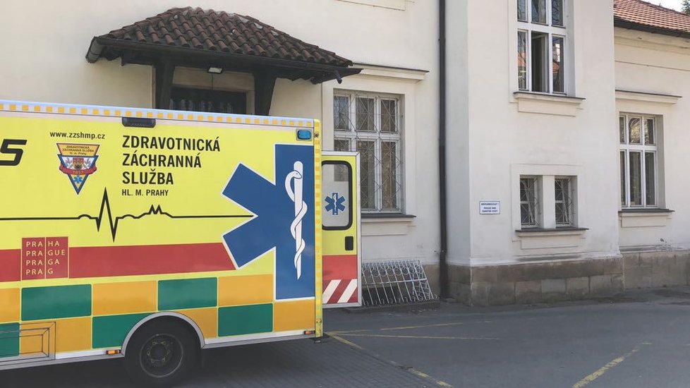 Záchranáři převezli muže do psychiatrické léčebny.