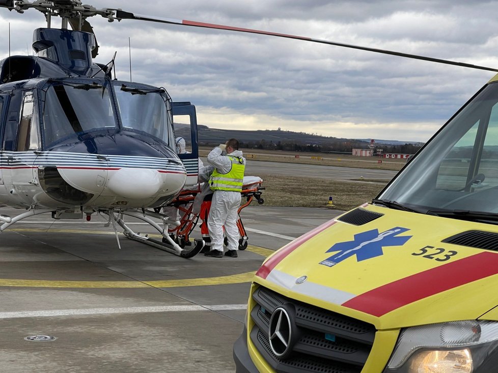 Letecká služba policie pomáhá s převozem covidových pacientů.