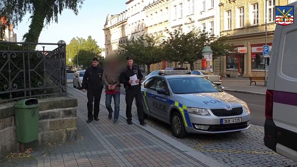 Únosce vzal za rukojmí svou přítelkyni. Policisté ho dopadli díky vrtulníku