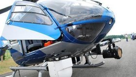 Policejní vrtulník sleduje provoz na silnici pomocí kamery, uložené v bílém kuželu vlevo dole. Vpravo je světlomet pro hledání pohřešovaných lidí.