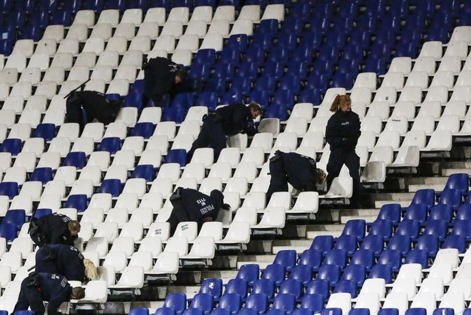 Policie vyklidila stadion v Hannoveru, hrozil prý bombový útok