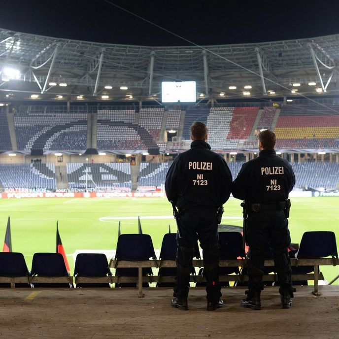 Policie vyklidila stadion v Hannoveru, hrozil prý bombový útok