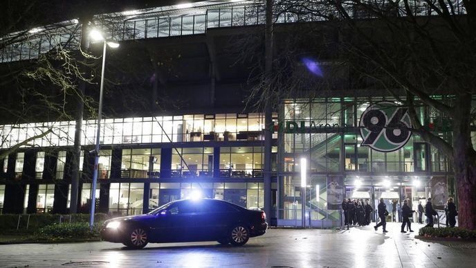 Policie vyklidila stadion v Hannoveru, hrozil prý bombový útok