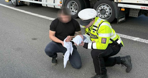 Jihomoravští policisté plně naplnili heslo: Pomáhat a chránit. Na křížení dálnic D1 a D2 v Brně zachránili miminko, které nedýchalo.