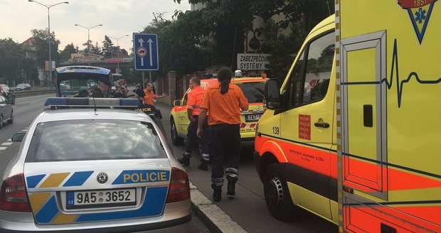 V Olomouci se sesunula část střechy: Suť zranila rodinu včetně malého dítěte