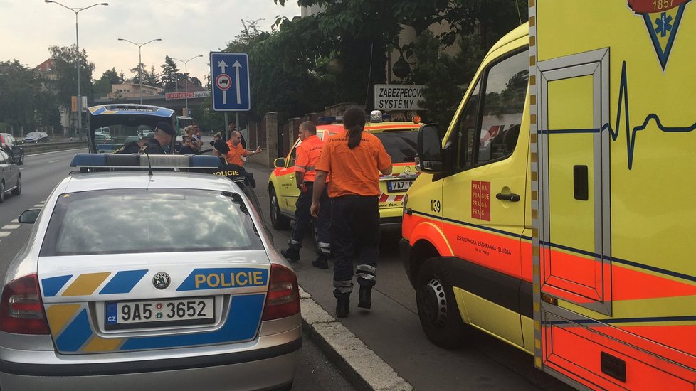 Muž se zamkl v domě a odmítal komunikovat. Na místo přijelo několik policistů i záchranka.