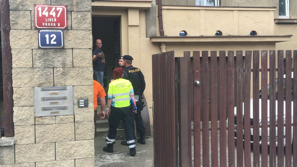Muž se zamkl v domě a odmítal komunikovat. Na místo přijelo několik policistů i záchranka.