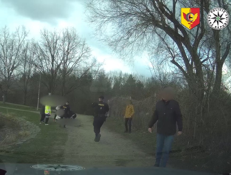 Kolemjdoucí a policisté resuscitovali muže, který zkolaboval u rybníku v Dubči