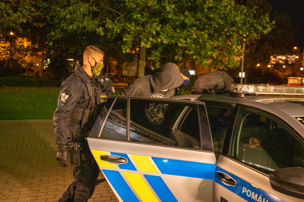 Muže, který se vydal na nákup s atrapou výbušniny, zatkli policisté v pražské Libuši. (ilustrační foto)