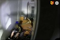 Jeden se chtěl upálit, druhý hrozil skokem ze střechy! Pražští policisté o víkendu zachraňovali životy