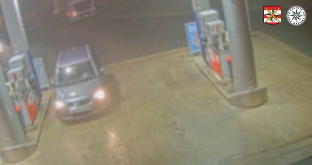 Policisté z jihomoravské zásahovky nedali zloději na čerpací stanici šanci. Zablokovali mu auto ze předu i ze zadu a okamžitě na něj namířili zbraň.