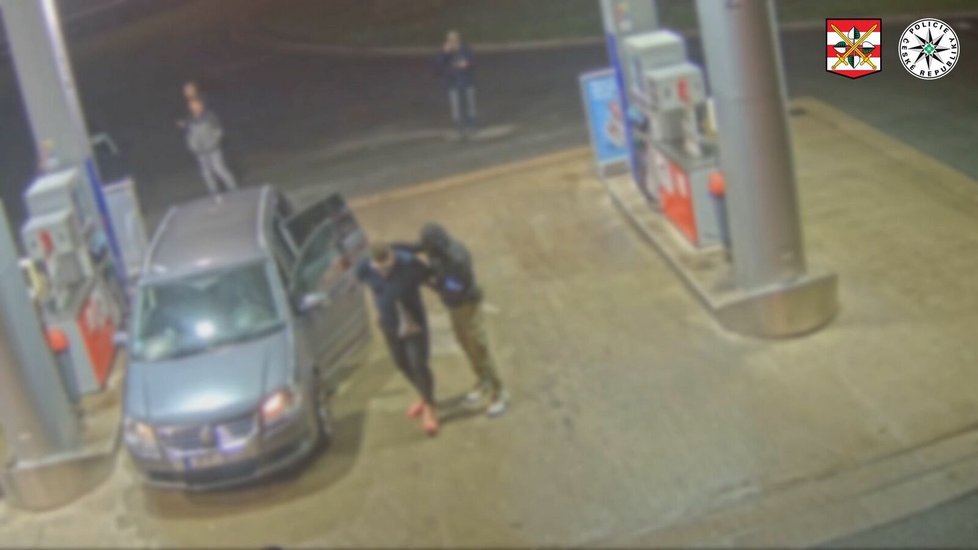 Policisté z jihomoravské zásahovky nedali zloději na čerpací stanici šanci. Zablokovali mu auto ze předu i ze zadu a okamžitě na něj namířili zbraň.
