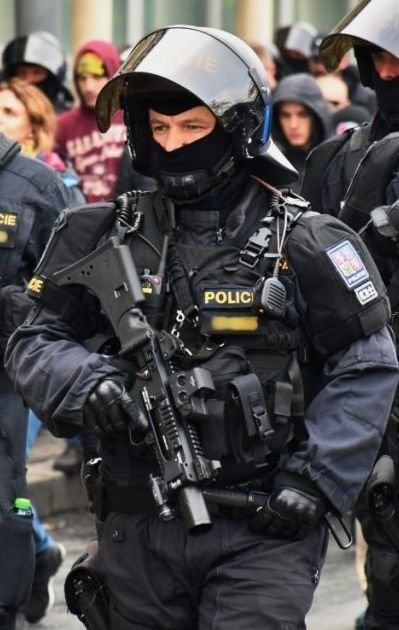 Policista SPJ s automatickou zbraní