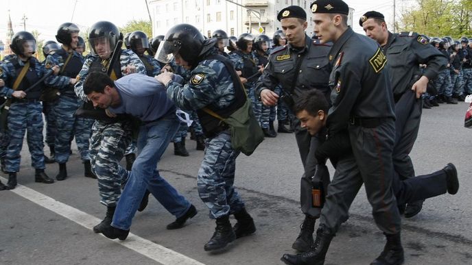 Policie zasahuje proti demonstrantům v předvečer Putinovy inaugurace v roce 2012