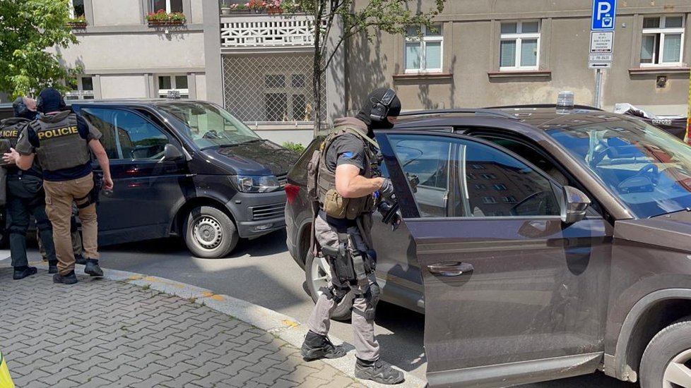 Zátah policie na podezřelého v ulici U Libeňského pivovaru. U dveří byla nastražená výbušnina, jednoho policistu zranila. Podezřelý v bytě nebyl